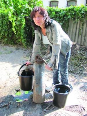 Вуличні колонки-качалки з водою