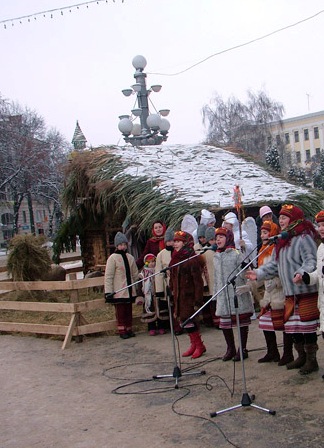 Святковий концерт біля Різдвяної шопки